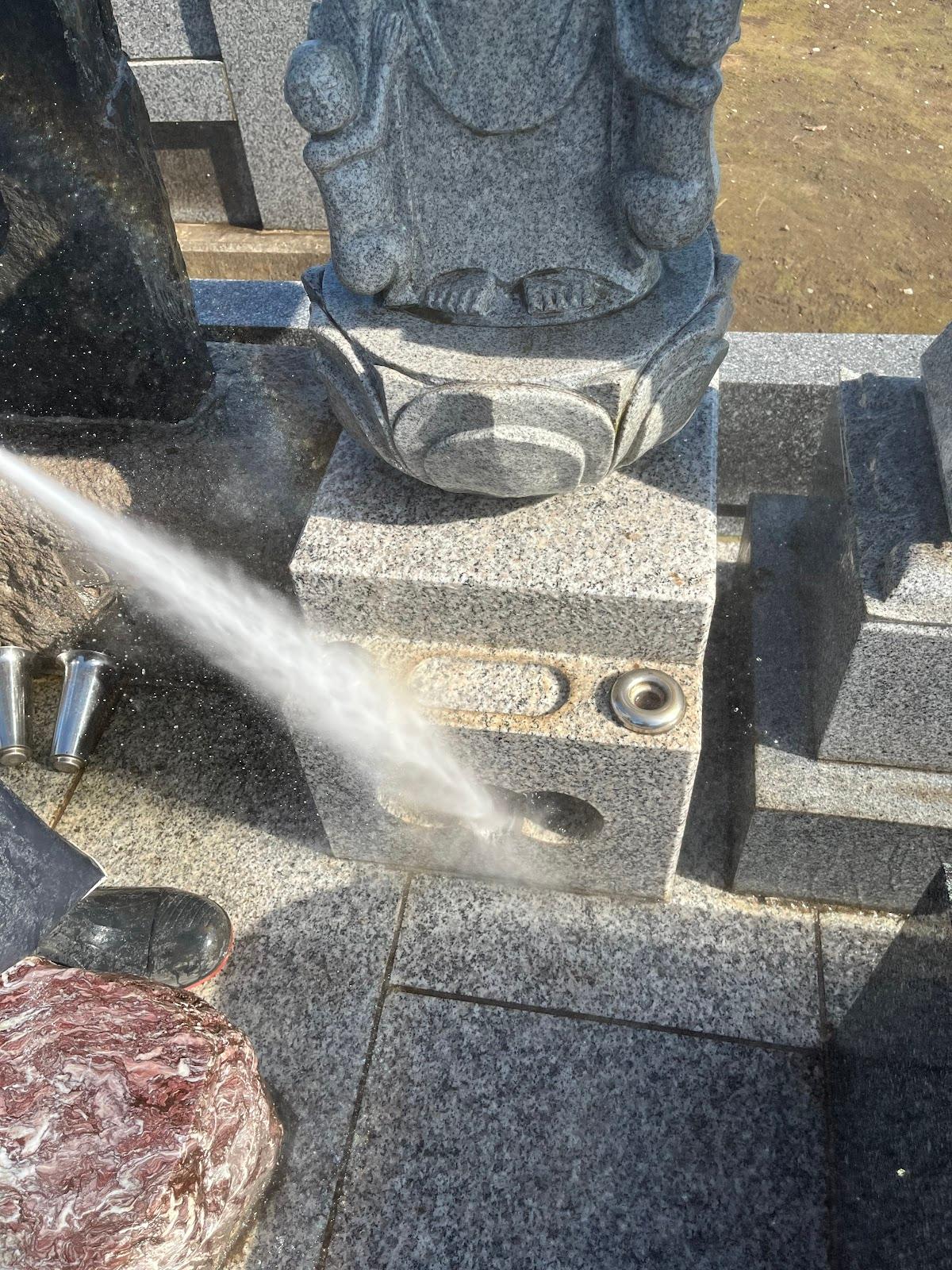 お花立て・水鉢まわりを洗っているところ