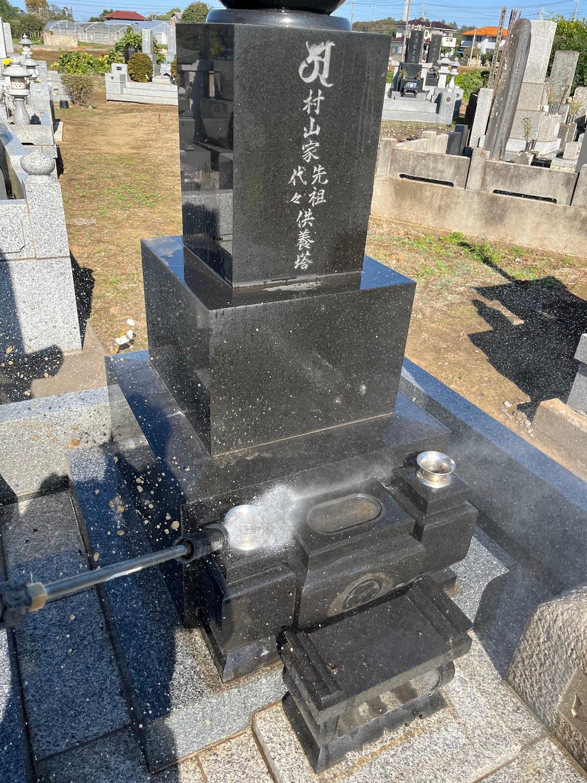 供養塔を高圧洗浄しているところ