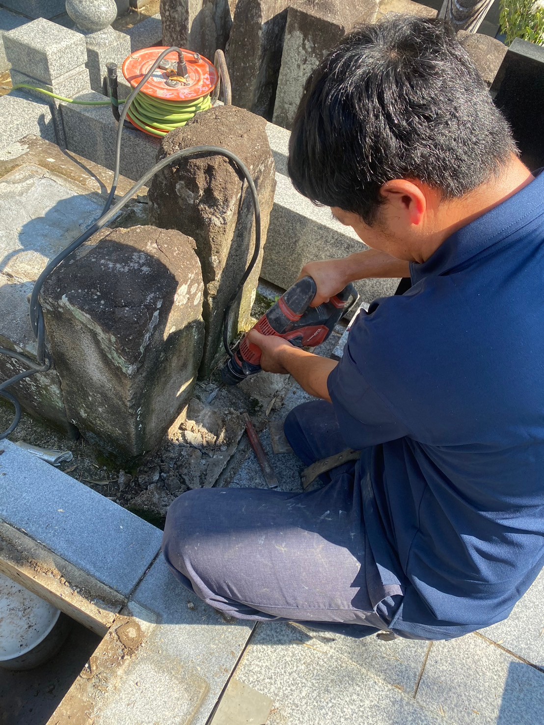 先祖石塔を機械で解体している様子（八千代市 M・N様）