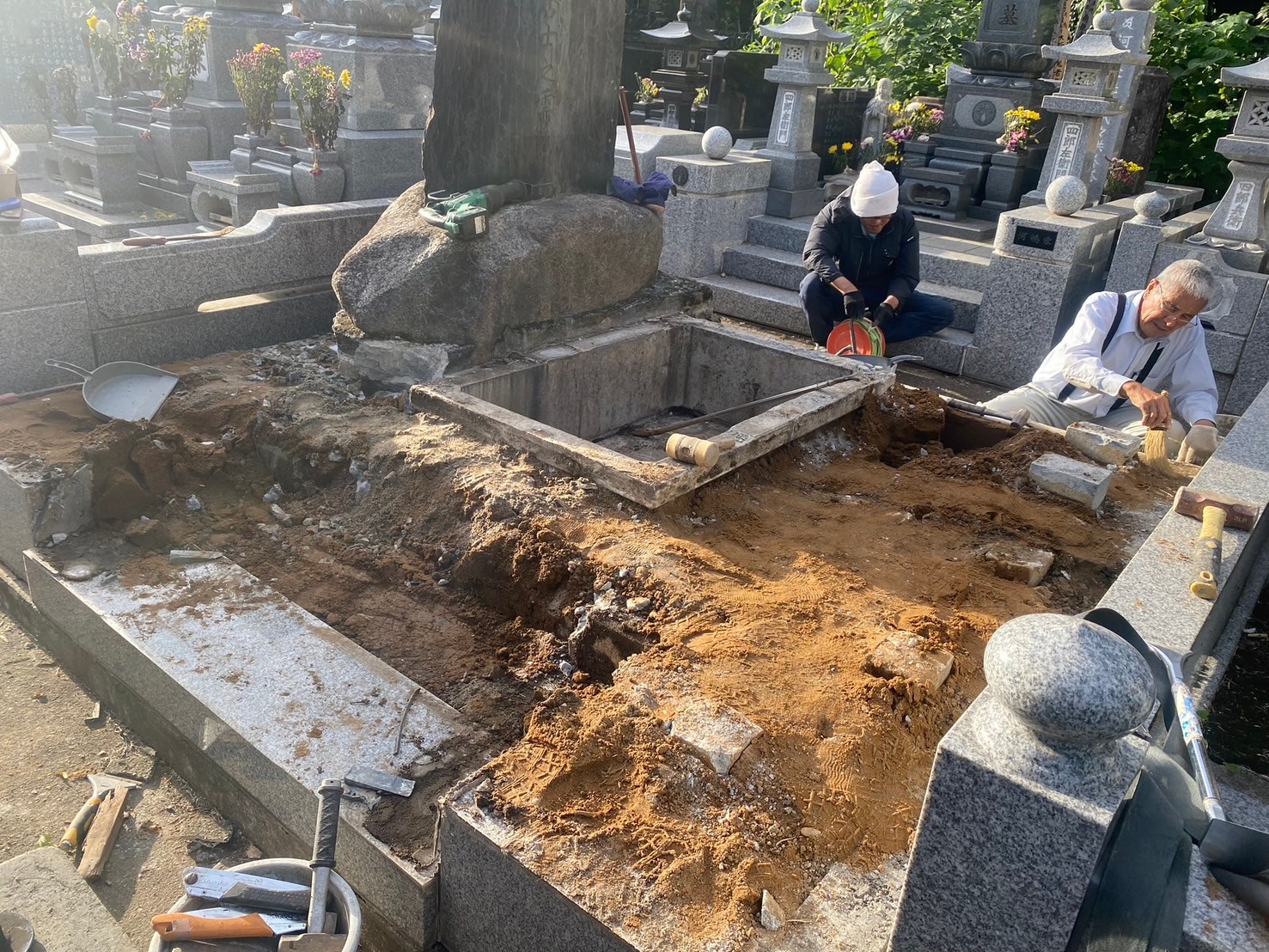 解体した墓所の中から大量の土が出てきた(八千代市)