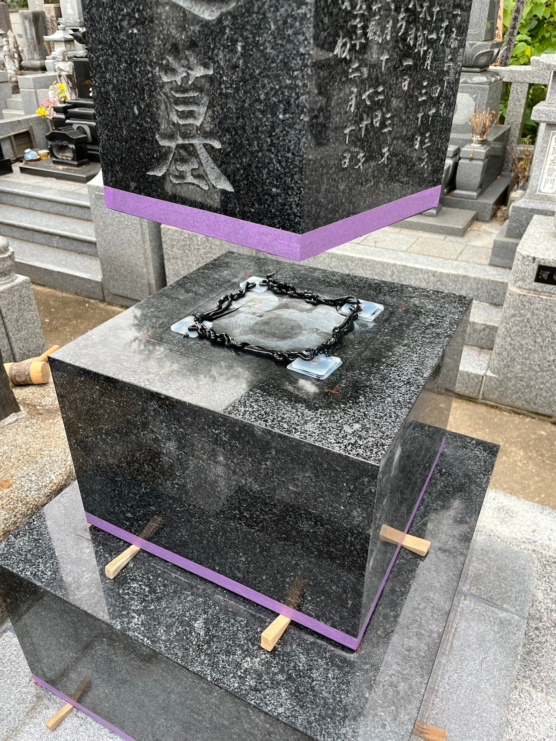 石塔に免震施工を行っている様子