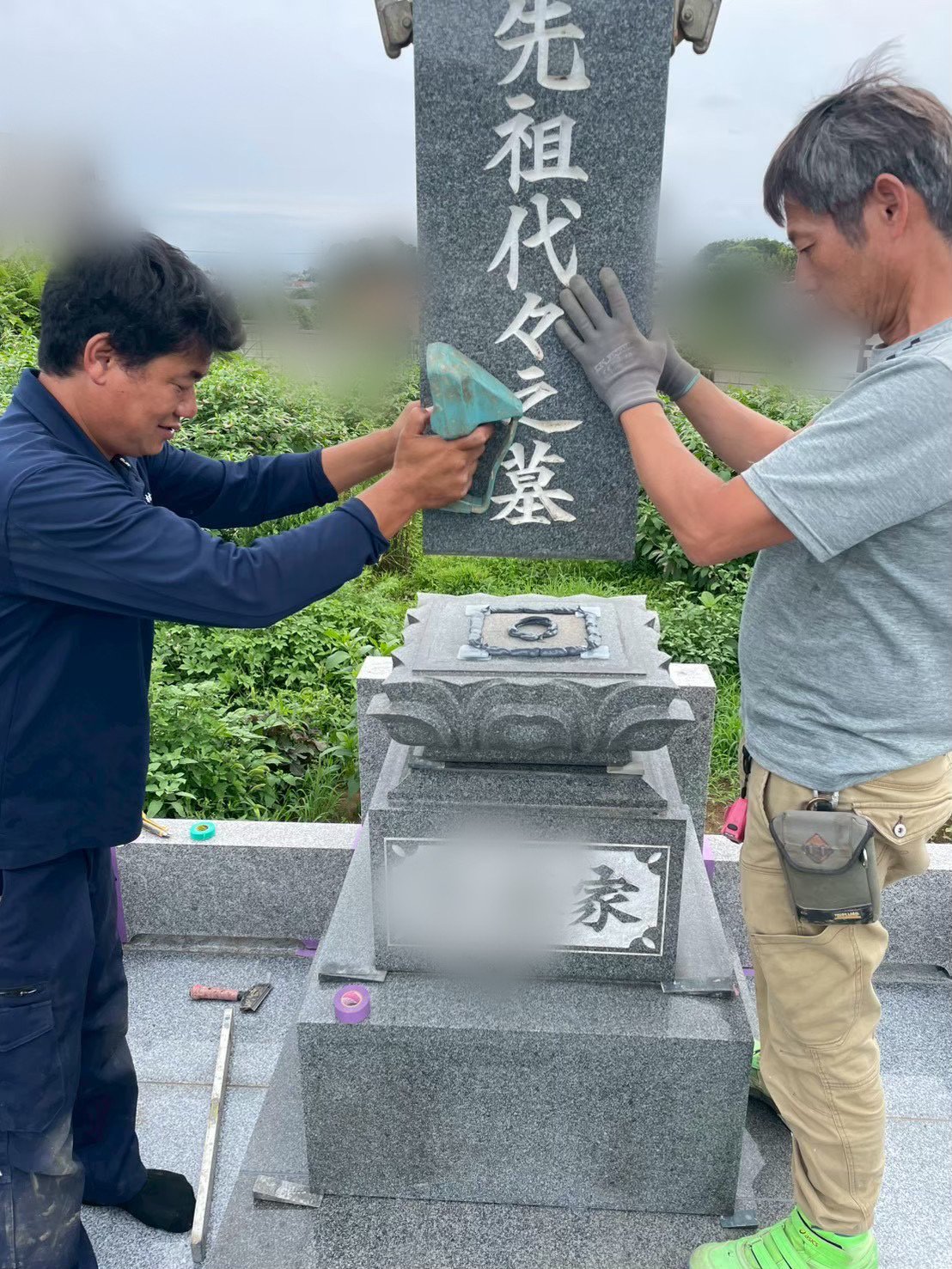 石塔の据え付け。石と石の間に免震パッドを入れ、揺れを吸収させます。