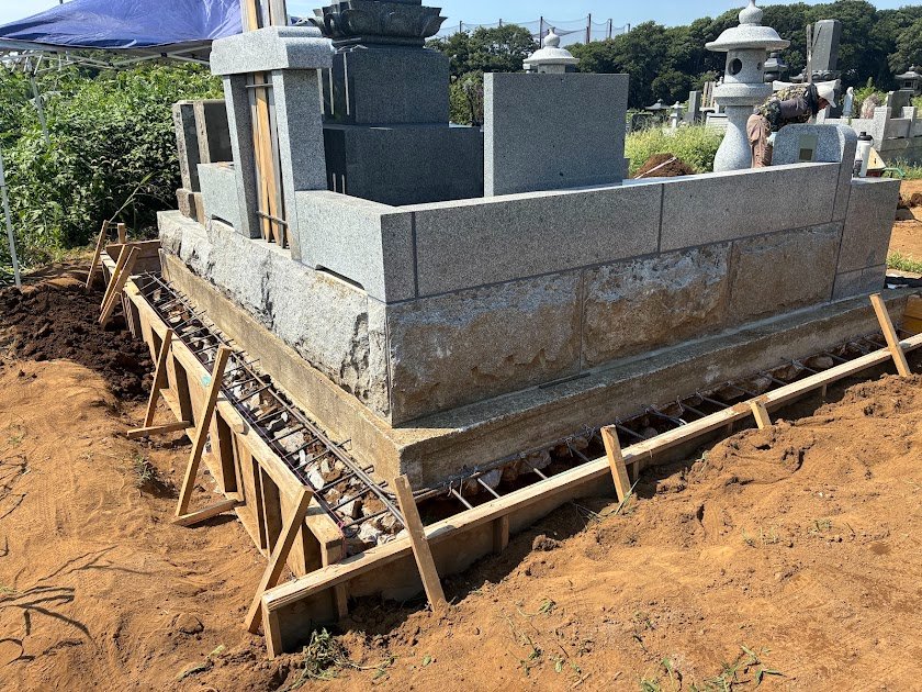砕石を転圧し、鉄筋を差し込んでから型枠を組みました。
