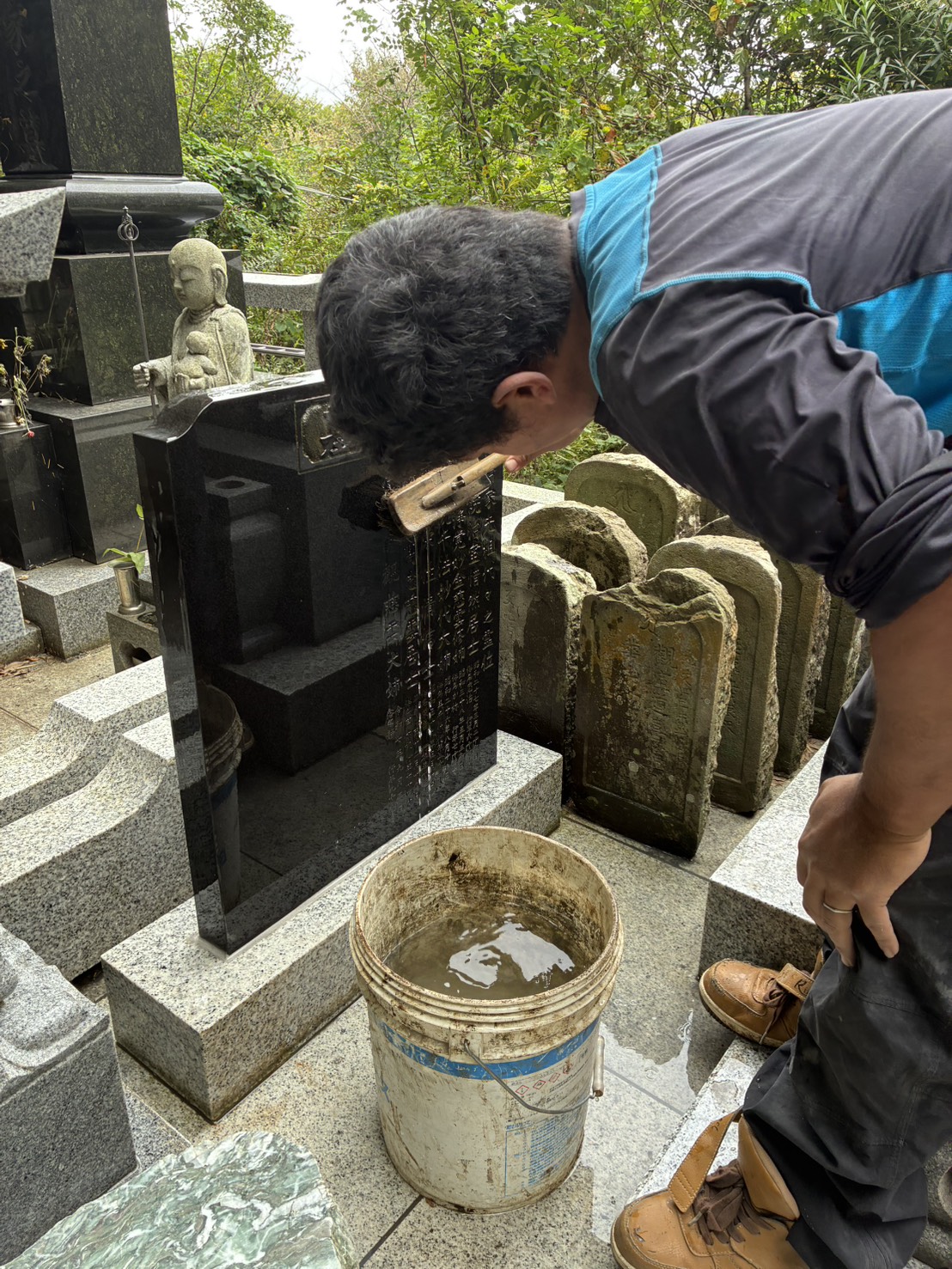 印西市 浮いた墓誌を一度外す作業