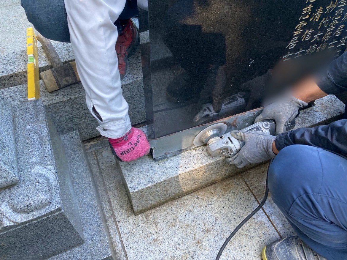 墓誌を外すために、合わせ目を切っていきます。