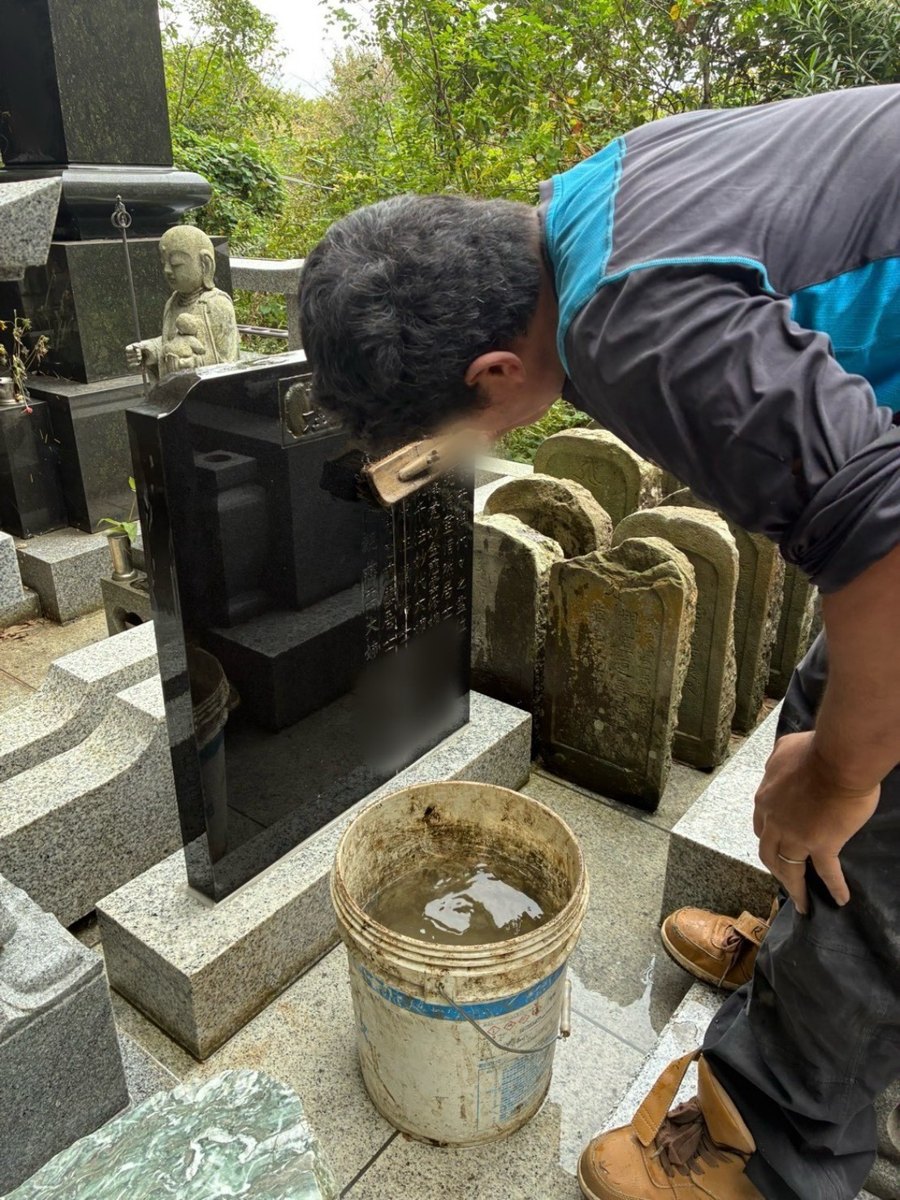 彫り上がった文字を、刷毛できれいに仕上げます。