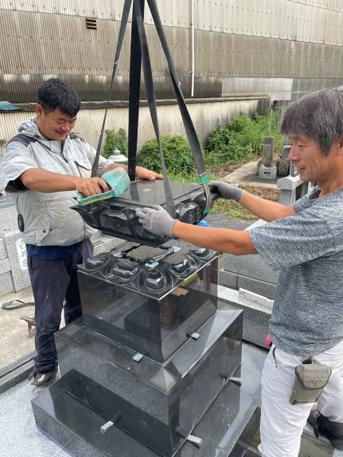 免震パッドを入れて石塔を一段ずつ据えているところ