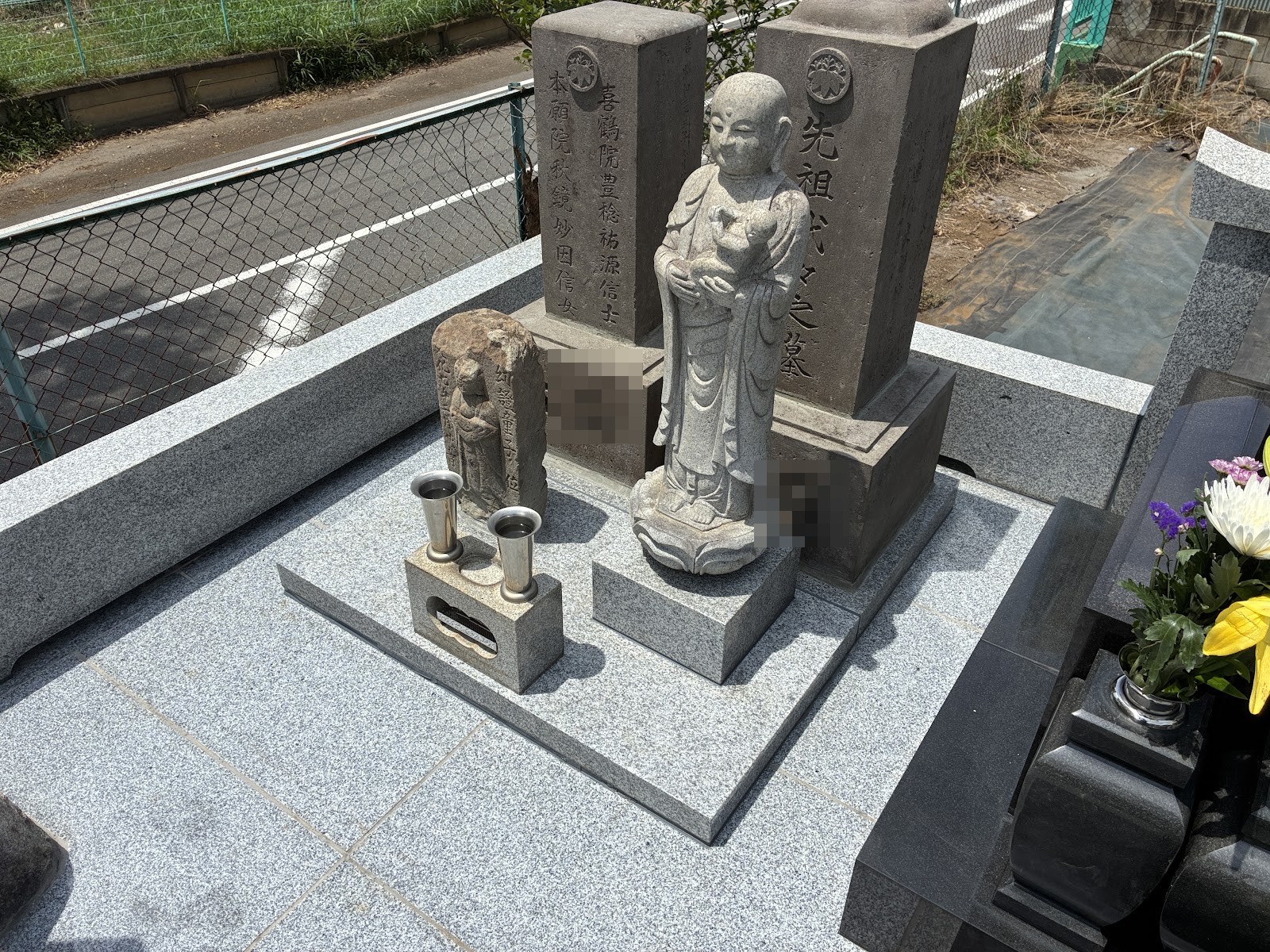二基ずつ二列に組み直して据えた先祖石塔