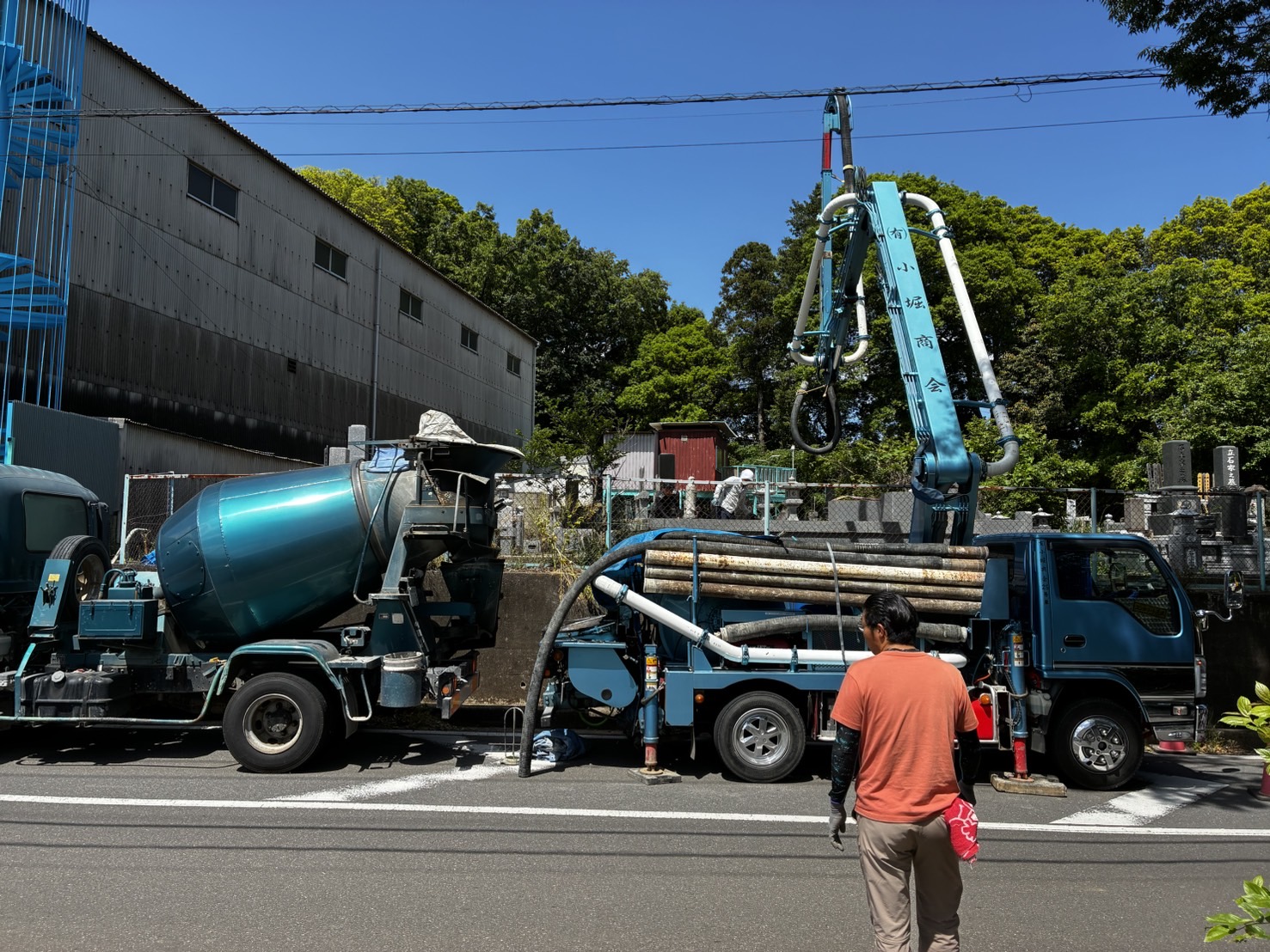 墓所の前の道路に生コン車とポンプ車を並べて手配したところ