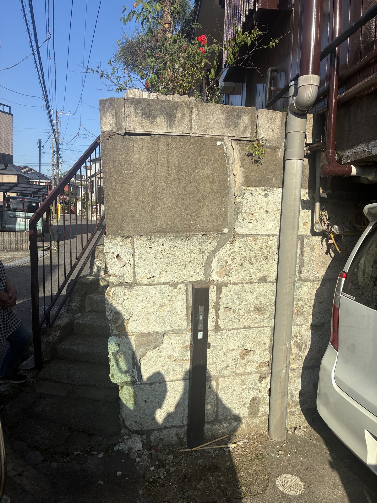 施工前。上の段の壁石がずれてきていた大谷石の塀の角