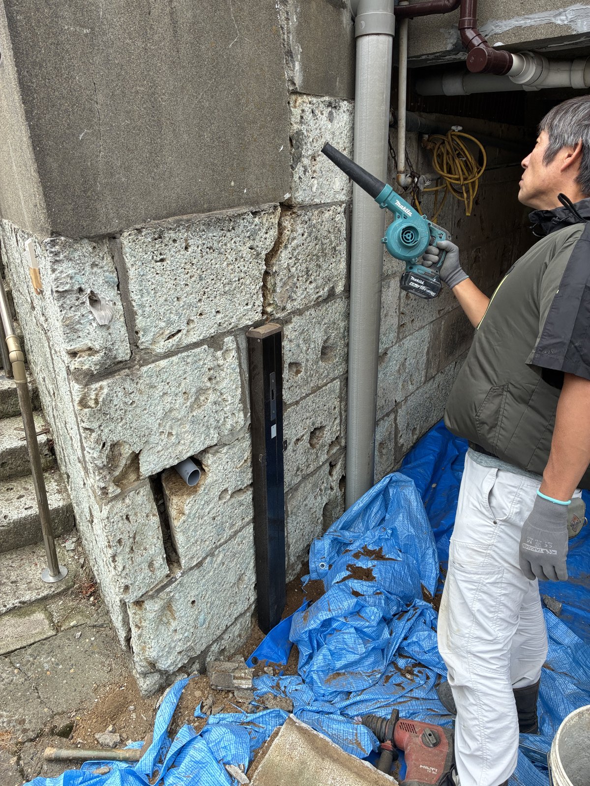 モルタルを撤去したあと、ブロワーで目地の中を掃除しているところ