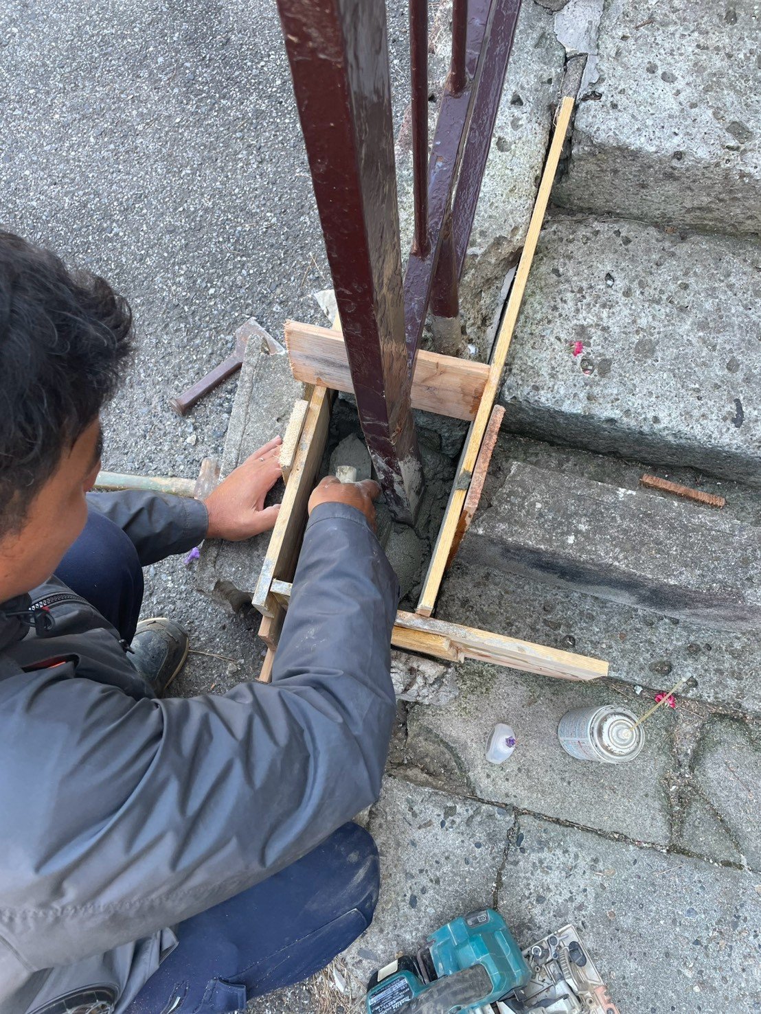 型枠を組んで手すりの根元を固め直しているところ