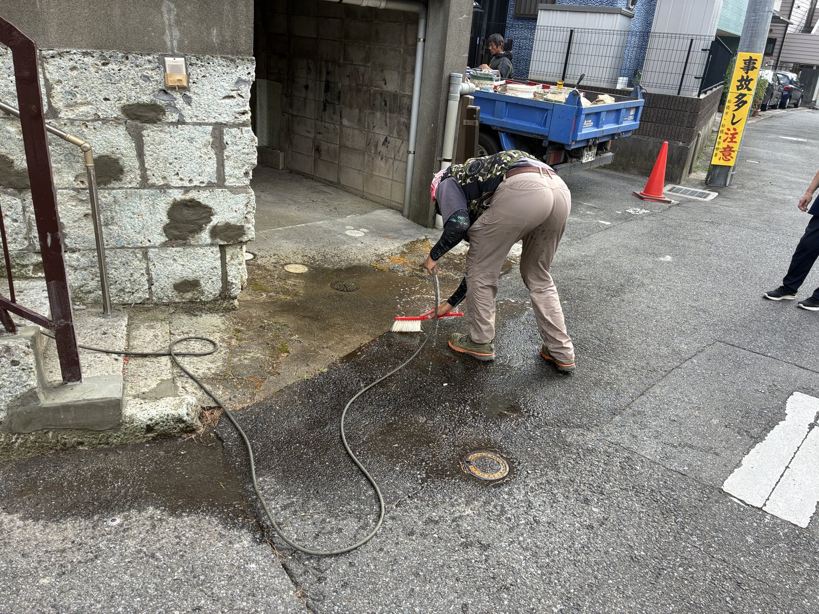 工事のあと、前面の道路まで水で洗い流しているところ