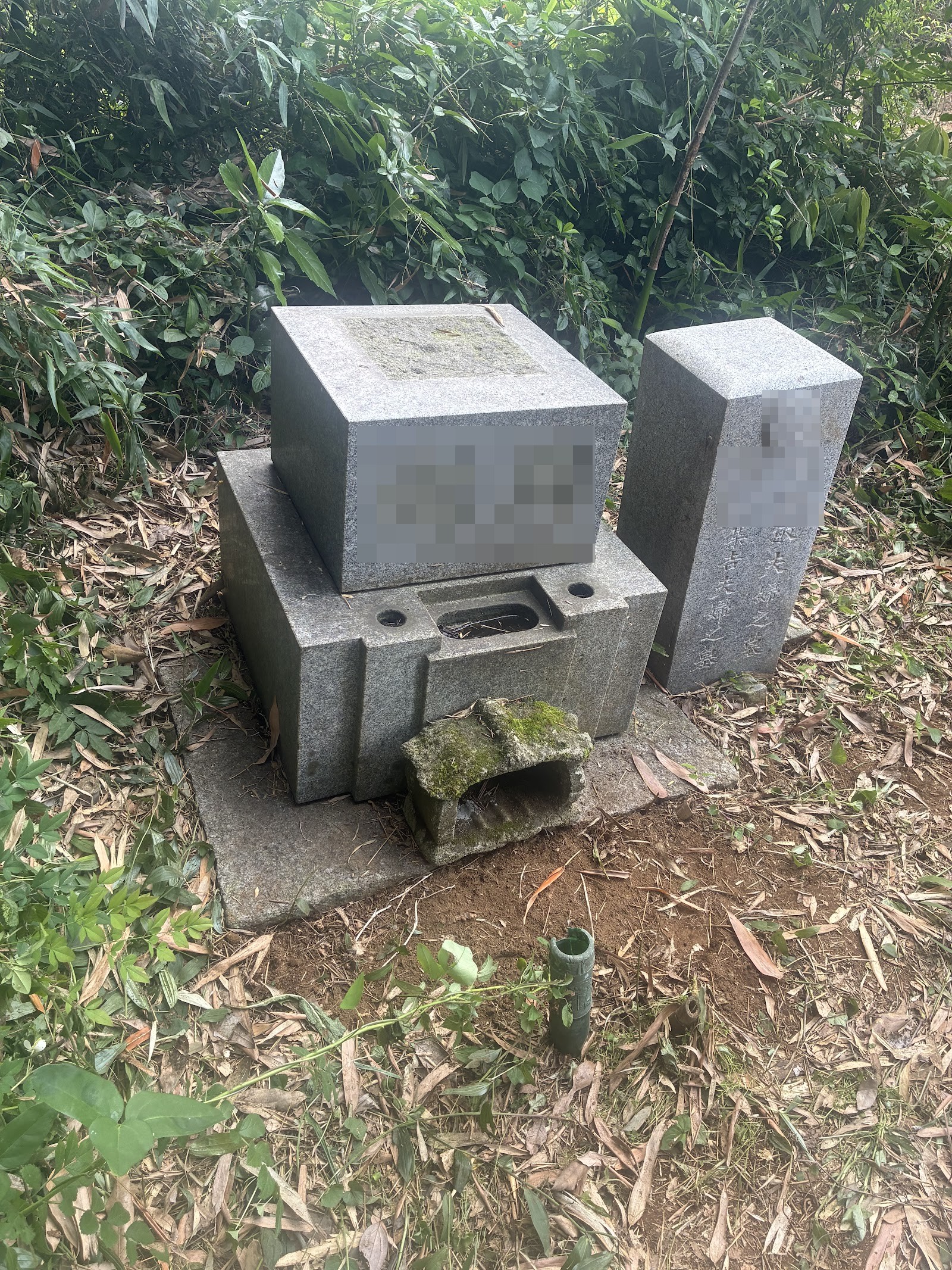 千葉県内の墓所で上の石が外れて地面に落ちていた石塔の工事前