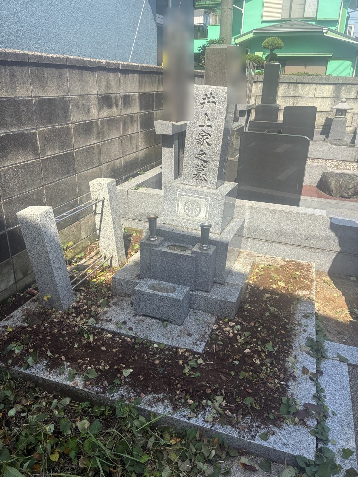 草をすべて抜き取り、土がむき出しになった墓所