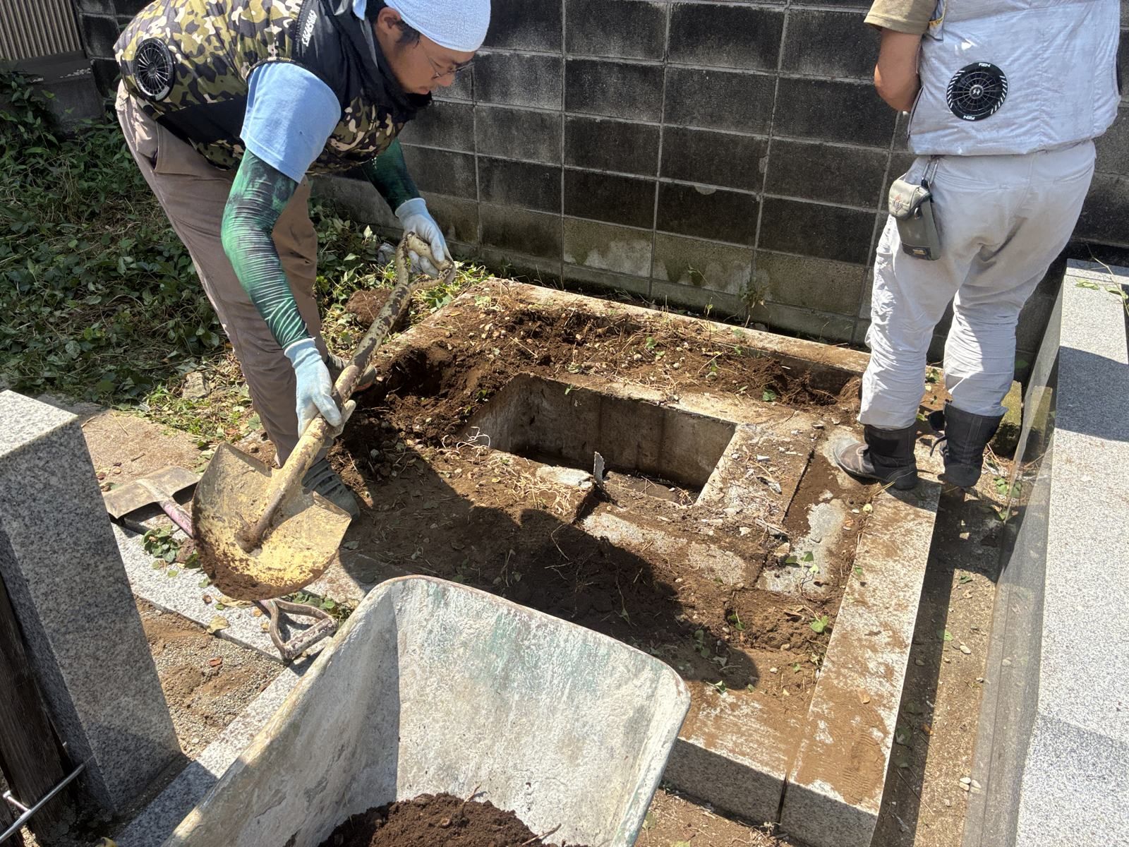 墓所の中の土をすべて取り出しているところ