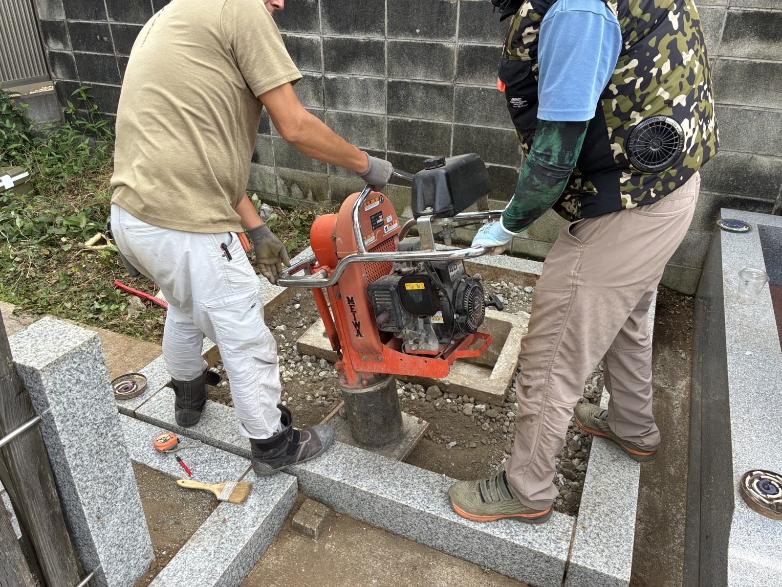 ランマーで砕石を締め固めている転圧作業