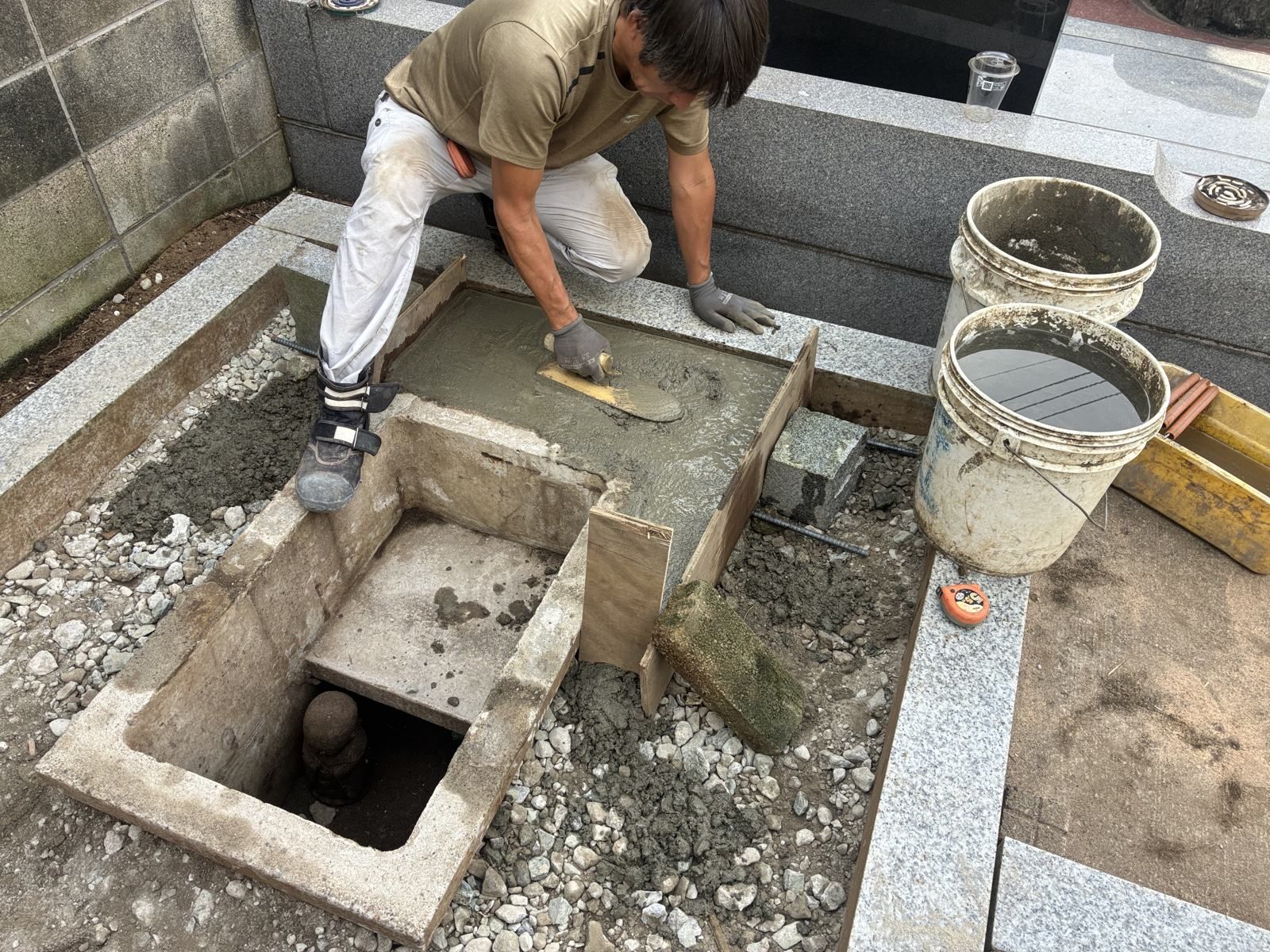 芝台の下地となるコンクリートを打ち込んでいるところ