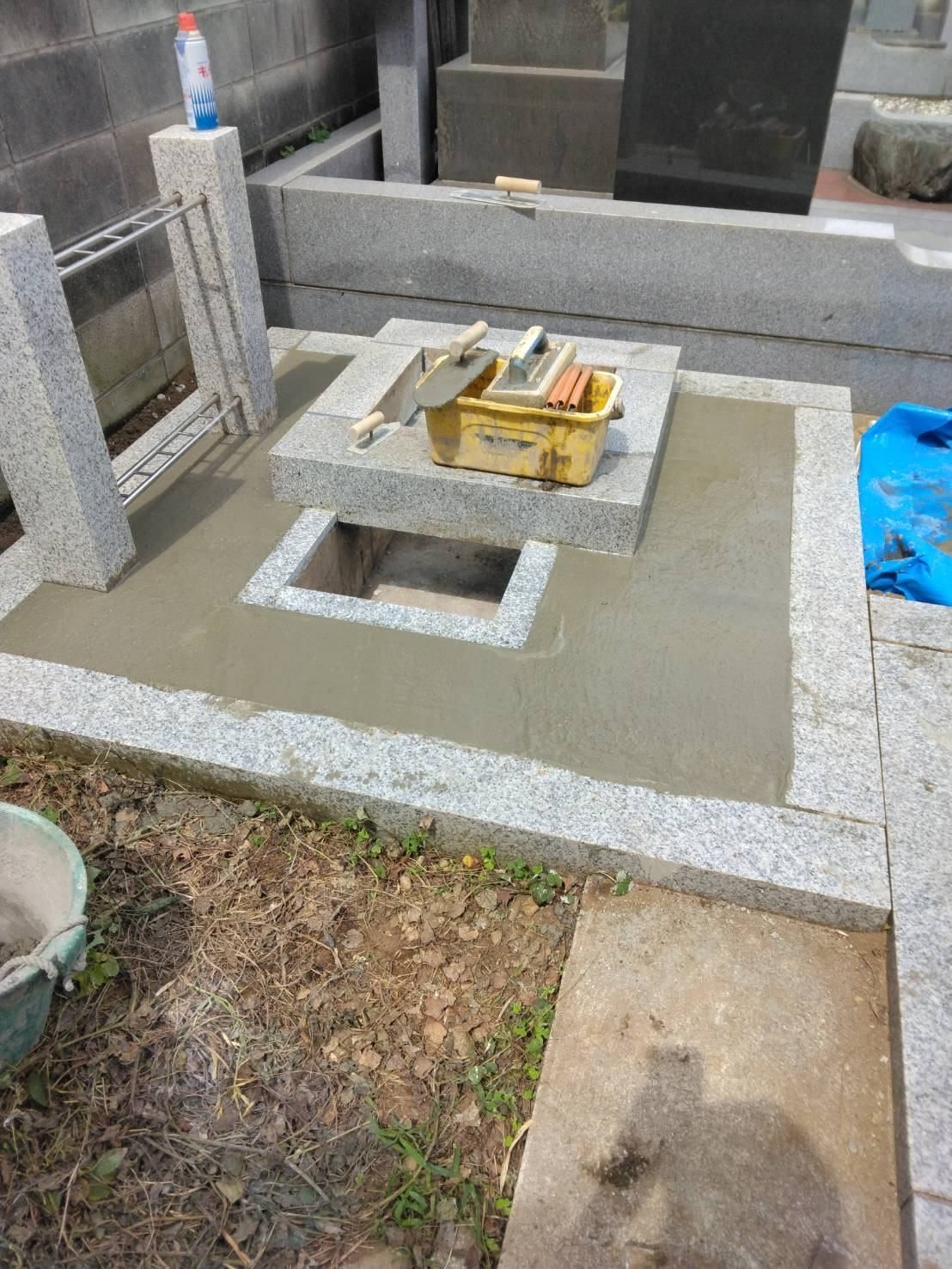 コテで均して仕上げた打設完了後の墓所