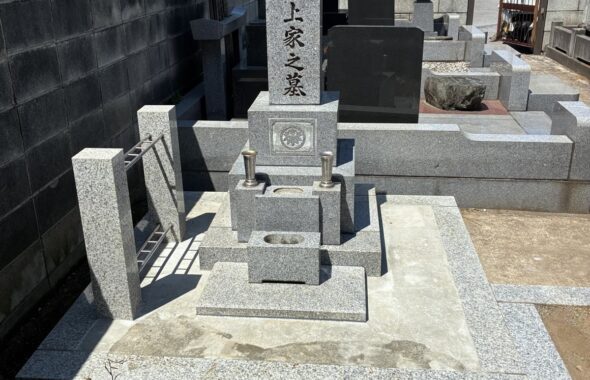 据え直しが終わり、まっすぐに立った井上家の墓石