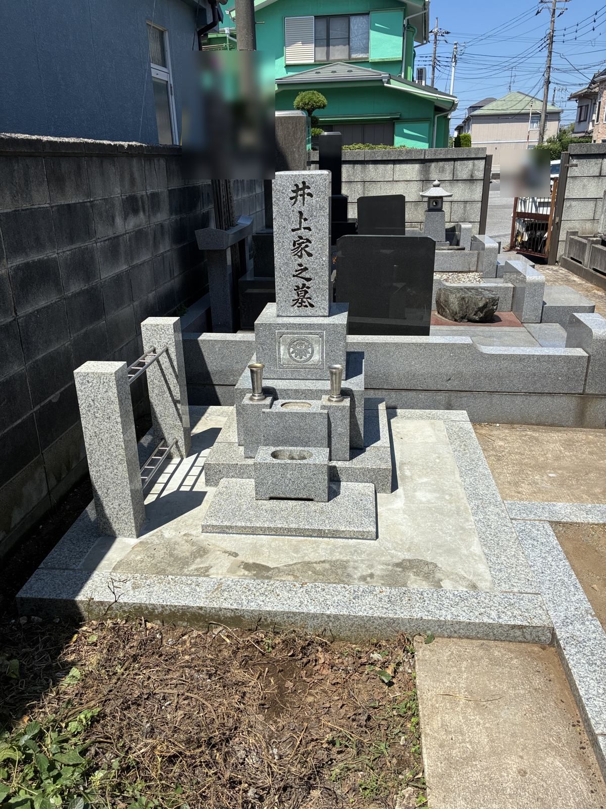 据え直しが終わり、まっすぐに立った井上家の墓石